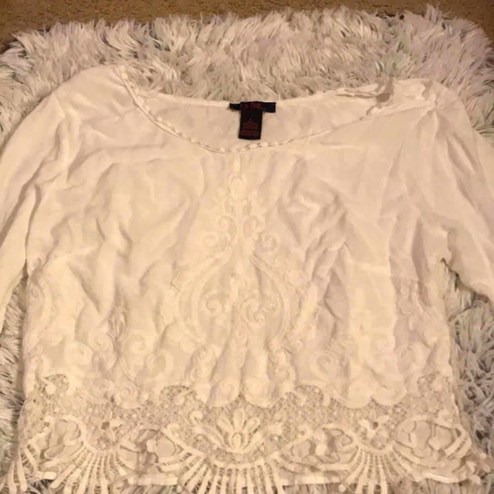 White long sleeve crop top w/ lace at the bottom🤍